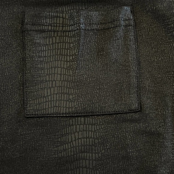 CALVIN KLEIN SNAKE PRINT SCOOP NECK SHORT SLEEVE TEE IN BLACK WOMEN'S SIZE SMALL - Picture 7 of 10